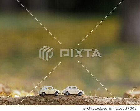 微型車風景：背景為秋色的Subaru 360 110337002