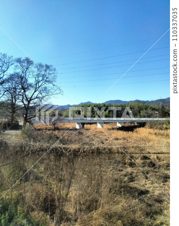 A view of the bridge seen from the train window in winter A view of the bridge seen from the train window in winter 110337035