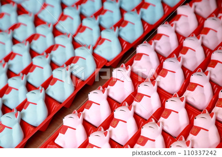 Fortune-telling fortune in the shape of a fox (Fox-shaped fortune, Gokiniten Toyokawa Inari, Toyohashi City, Aichi Prefecture) 110337242