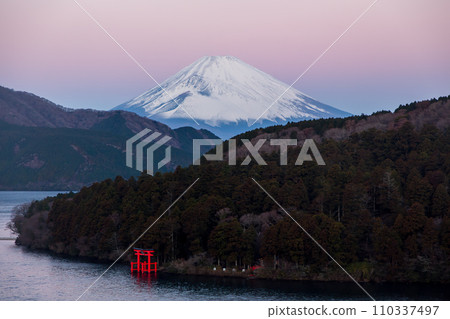 從箱根蘆之湖出發的紅富士 110337497