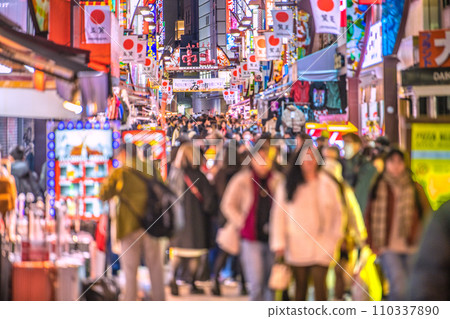 日本東京市景元旦-高中平行於繁華的阿美橫町…逃離冠狀病毒…新年的希望之光=2020年1月1日 日本東京市景元旦-高中平行於繁華的阿美橫町…逃離冠狀病毒…新年的希望之光=2020年1月1日 110337890