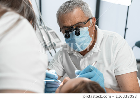 The physician and his assistant work as an outcome-oriented duo aimed at achieving optimal results in the treatment and restoration of oral health. 110338058