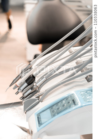 A dental office without patients, but with impeccably ordered instruments close-up and sterility, impresses with its modernity and preparation for any dental procedure. 110338063