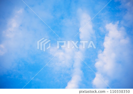 漂浮在藍天上的雲彩 漂浮在藍天上的雲彩 110338350