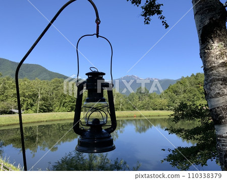 油燈籠、山和池塘 110338379