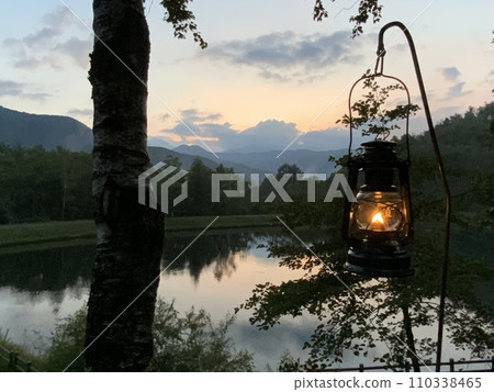 油燈籠和日落 110338465