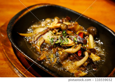 Mushroom ajillo is a snack to have on a date at an Italian restaurant in the city or at a girls' party with Spanish cuisine (Tokyo) Mushroom ajillo is a snack to have on a date at an Italian restaurant in the city or at a girls' party with Spanish cuisine (Tokyo) 110339032