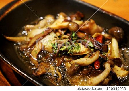 Mushroom ajillo is a snack to have on a date at an Italian restaurant in the city or at a girls' party with Spanish cuisine (Tokyo) 110339033