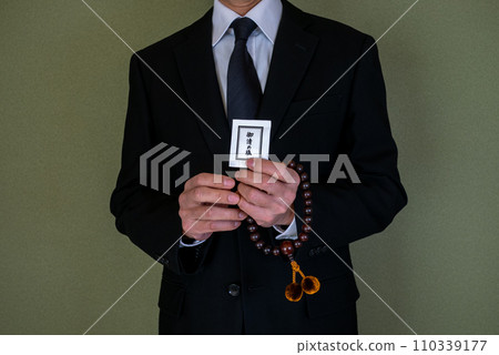 一個帶著念珠和淨化鹽的男人 110339177