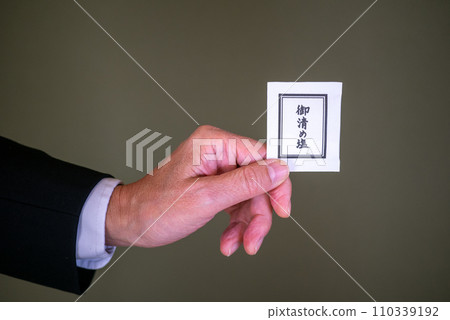 拿著清潔鹽的男人的手 拿著清潔鹽的男人的手 110339192