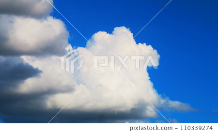 Beautiful scenery of blue sky and white clouds 110339274