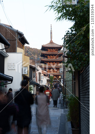 Hokanji five-storied pagoda in Higashiyama, Kyoto in the evening 110339344
