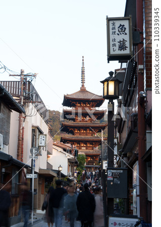 傍晚時分，京都東山的 Hokanji 五層寶塔 110339345