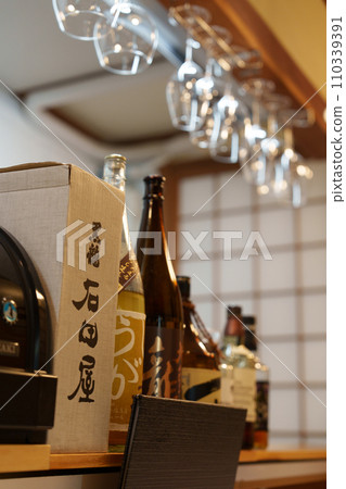 Izakaya counter 110339391