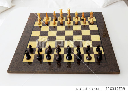 白桌上的棋盤和棋子 110339739