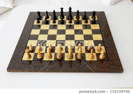 白桌上的棋盤和棋子 110339740