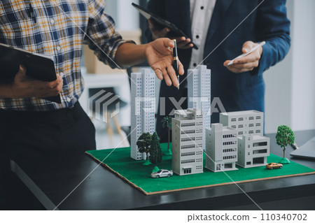 Real estate brokerage agent Deliver a sample of a model house to the customer, mortgage loan agreement Making lease and buy and sell house And contract home insurance mortgage loan concept Real estate brokerage agent Deliver a sample of a model house to the customer, mortgage loan agreement Making lease and buy and sell house And contract home insurance mortgage loan concept 110340702