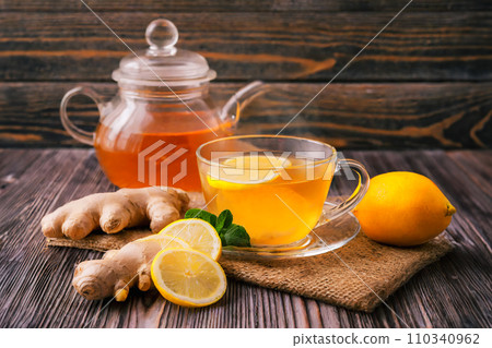 寒冷季節喝薑茶增強免疫力和排毒(AI 生成圖像) 寒冷季節喝薑茶增強免疫力和排毒(AI 生成圖像) 110340962