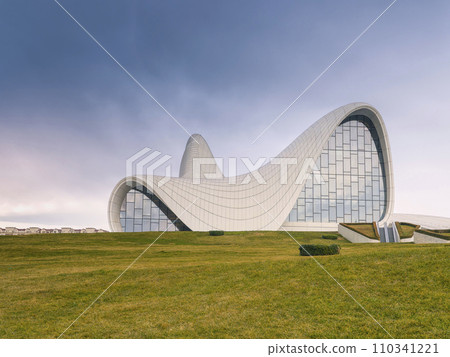 Heydar Aliyev Center exterior/evening / Heydar Aliyev Center, Baku 110341221