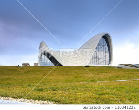 Heydar Aliyev Center exterior/evening / Heydar Aliyev Center, Baku Heydar Aliyev Center exterior/evening / Heydar Aliyev Center, Baku 110341222