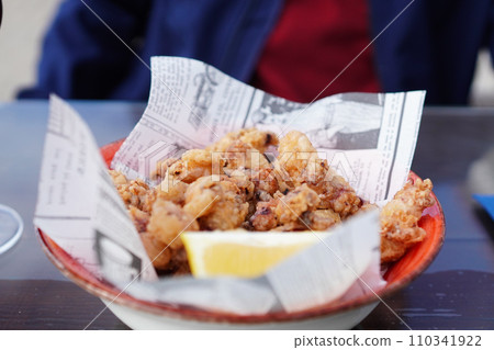Spain's classic tapas - fried chipirones (firefly squid) 110341922
