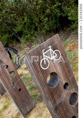 Bicycles cannot use the hiking trail Bicycles cannot use the hiking trail 110342008