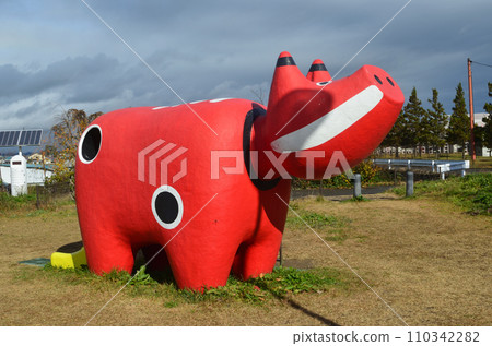 Akabeko 放置在公園,福島,日本 Akabeko 放置在公園,福島,日本 110342282
