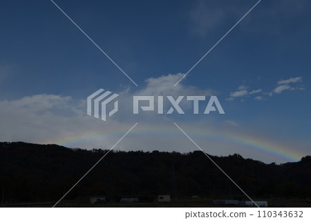雨後北方天空出現彩虹 雨後北方天空出現彩虹 110343632