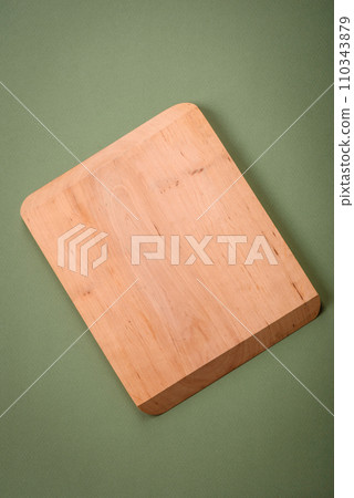 Empty wooden rectangular cutting board on a plain background, flatley with copy space 110343879