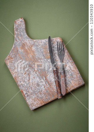 Empty wooden rectangular cutting board on a plain background, flatley with copy space 110343910