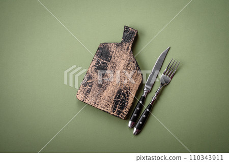 Empty wooden rectangular cutting board on a plain background, flatley with copy space 110343911