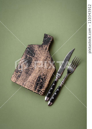 Empty wooden rectangular cutting board on a plain background, flatley with copy space 110343912