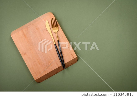 Empty wooden rectangular cutting board on a plain background, flatley with copy space Empty wooden rectangular cutting board on a plain background, flatley with copy space 110343913