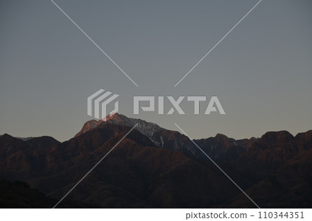 朝陽照耀在山腳下的南阿爾卑斯山凱駒岳 110344351