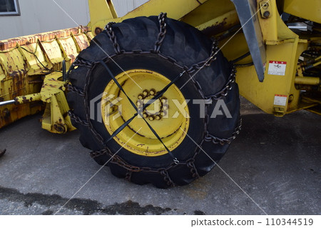 Snow removing car tire chain Snow removing car tire chain 110344519