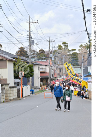 神社的參拜路擠滿了新年參拜、年貨攤、神社 110344662