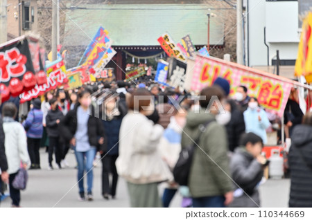 The approach to the shrine is crowded with New Year's pilgrimages, New Year's stalls, shrines 110344669