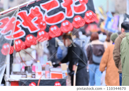 神社的參拜路擠滿了新年參拜、年貨攤、神社 110344670