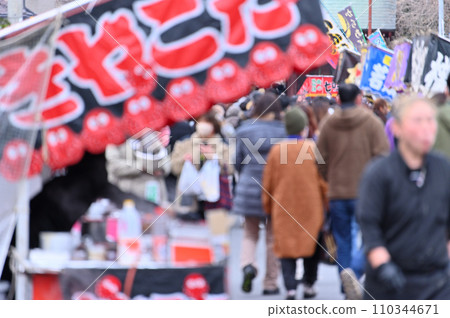 神社的參拜路擠滿了新年參拜、年貨攤、神社 神社的參拜路擠滿了新年參拜、年貨攤、神社 110344671