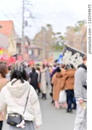 The approach to the shrine is crowded with New Year's pilgrimages, New Year's stalls, shrines The approach to the shrine is crowded with New Year's pilgrimages, New Year's stalls, shrines 110344675