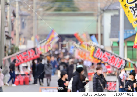 神社的參拜路擠滿了新年參拜、年貨攤、神社 110344691