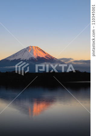 富士山的壯麗景色：從精進湖看向倒置的紅富士 110345001