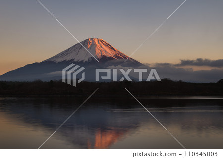 富士山的壯麗景色：從精進湖看向倒置的紅富士 110345003