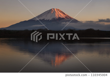 富士山的壯麗景色:從精進湖看向倒置的紅富士 富士山的壯麗景色:從精進湖看向倒置的紅富士 110345004