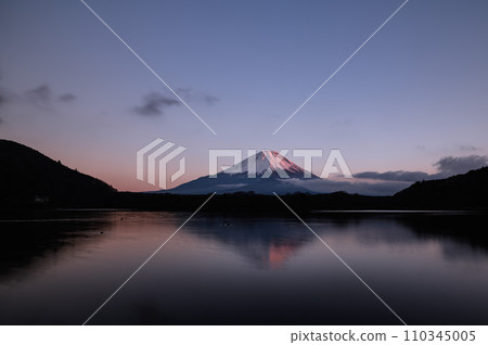 富士山的壯麗景色：從精進湖看向倒置的紅富士 110345005