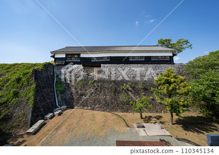 熊本縣/從特別遊覽路徑（數喜山丸2樓大廳）看到熊本城和數喜山丸的新綠 110345134