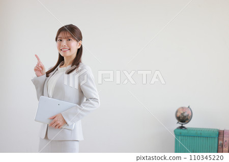 Business woman 1 with a one-point pose holding a tablet 110345220