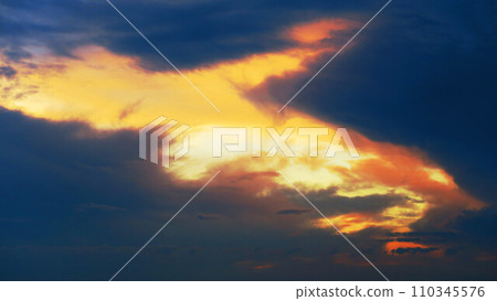 美麗的夕陽天空與烏雲(埼玉縣川口市附近) 美麗的夕陽天空與烏雲(埼玉縣川口市附近) 110345576