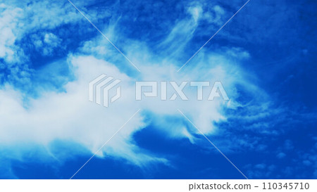 蔚藍的天空和蓬鬆的棉花般的雲彩的風景 110345710