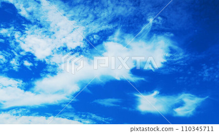 蔚藍的天空和蓬鬆的棉花般的雲彩的風景 110345711